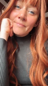 Nadine mit einer ihrer zahlreichen Perücken