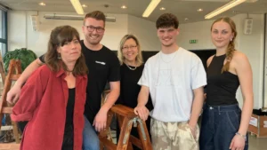 Team aus Lehrer, Lehrerin, Schulleiterin und Hauptdarsteller