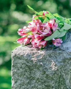 Grabstein mit Blumen