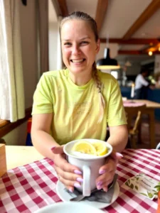 Marija im Restaurant