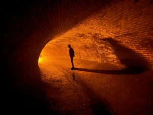 Peter Grandl mystisch im Tunnel